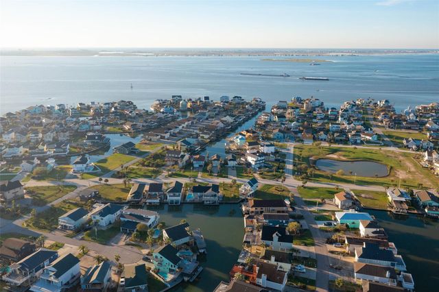 1127 Tiki Drive, Tiki Island, TX 77554