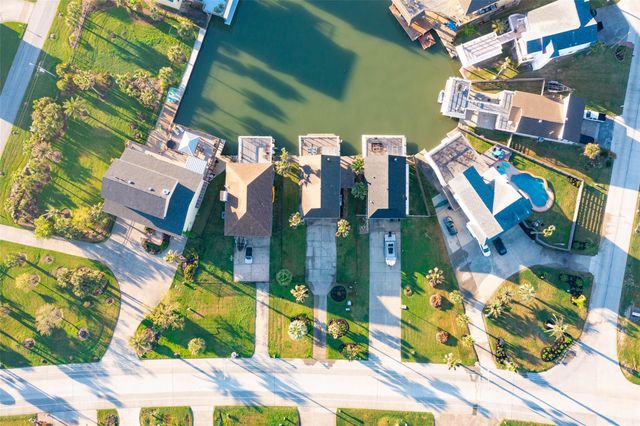 1127 Tiki Drive, Tiki Island, TX 77554