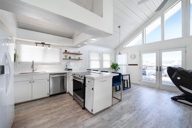 1127 Tiki Drive, Tiki Island, TX 77554