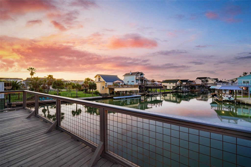1127 Tiki Drive, Tiki Island, TX 77554