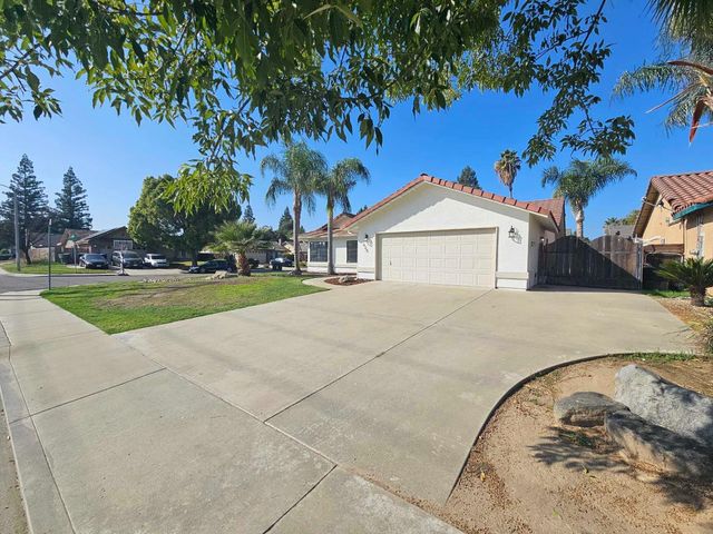 825 Manzanita Street, Visalia, CA 93292
