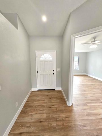 825 Manzanita Street, Visalia, CA 93292