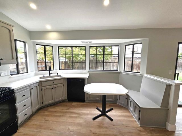 825 Manzanita Street, Visalia, CA 93292