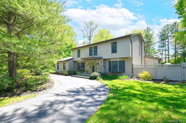 6 Fielding Court, Dix Hills, NY 11746