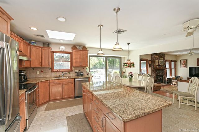 6 Fielding Court, Dix Hills, NY 11746