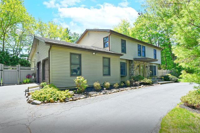 6 Fielding Court, Dix Hills, NY 11746