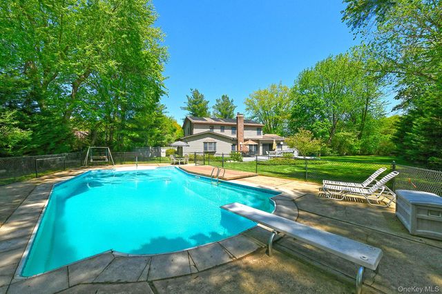 6 Fielding Court, Dix Hills, NY 11746