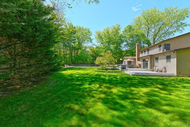 6 Fielding Court, Dix Hills, NY 11746