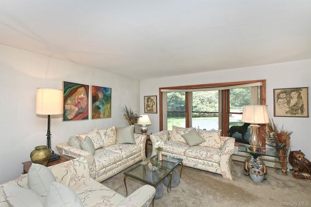 6 Fielding Court, Dix Hills, NY 11746