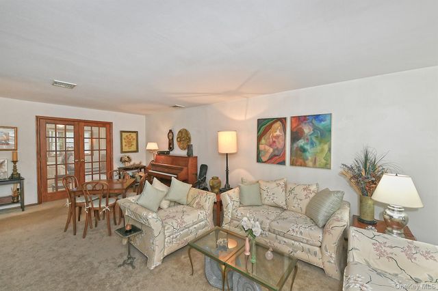 6 Fielding Court, Dix Hills, NY 11746