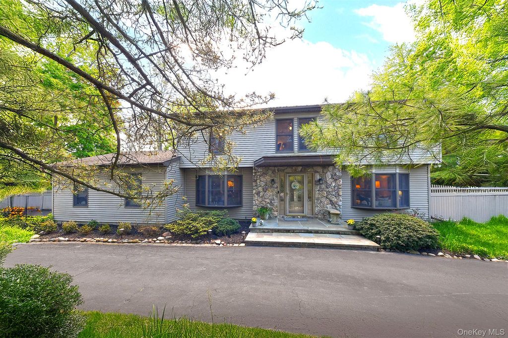 6 Fielding Court, Dix Hills, NY 11746