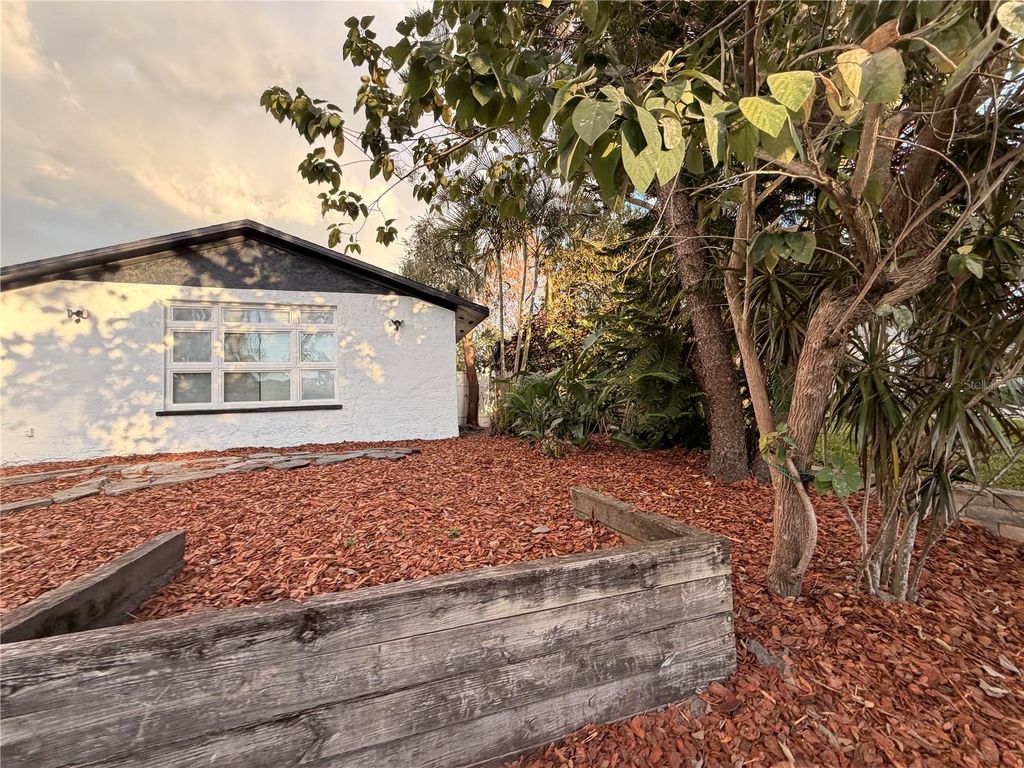 Image 3 of property listing at 7513 RUSTIC DRIVE, Tampa, FL 33634