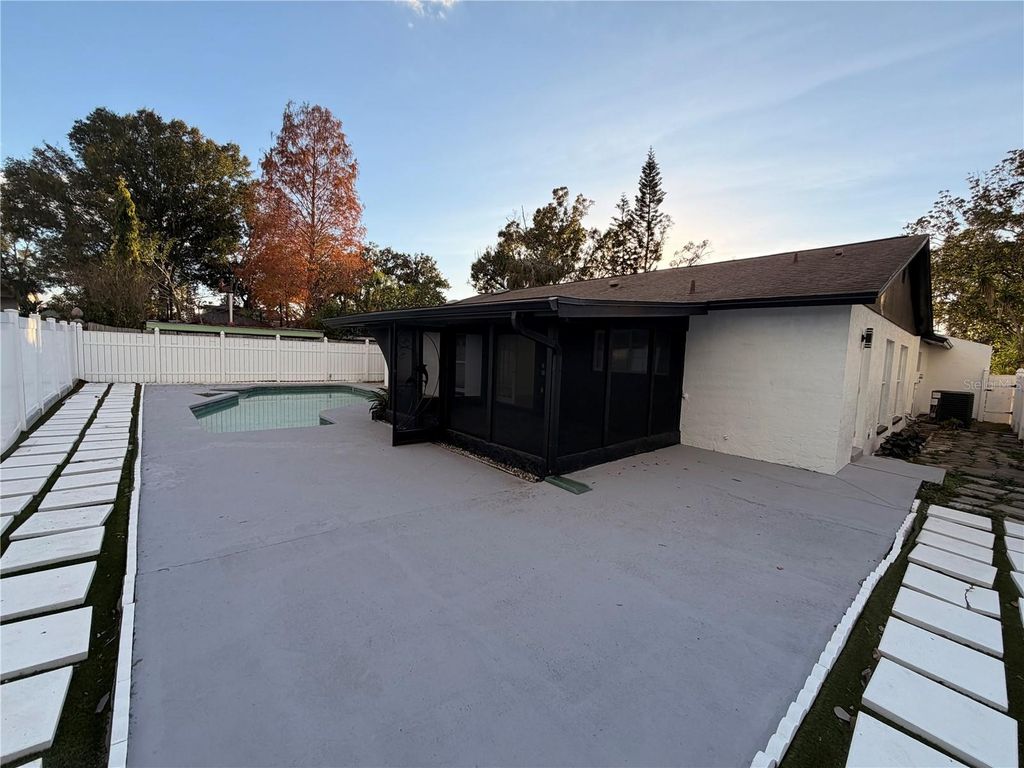 Image 5 of property listing at 7513 RUSTIC DRIVE, Tampa, FL 33634