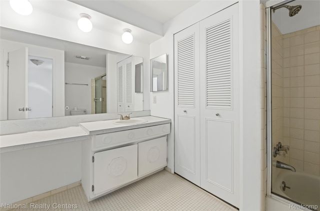 8232 Karam Boulevard 1, Warren, MI 48093