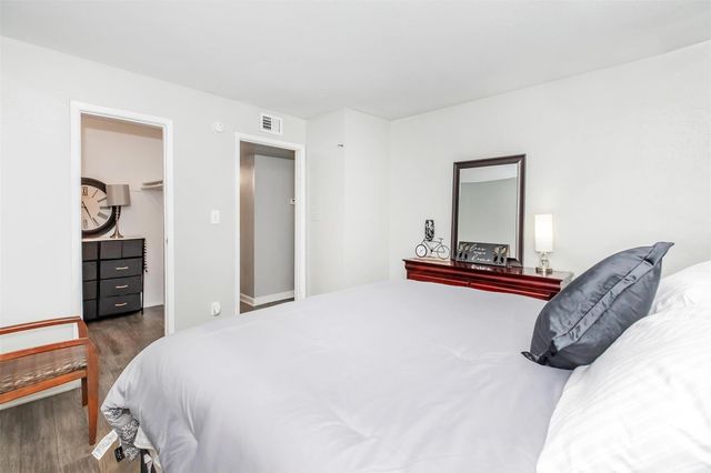 305 W Baker Road 1108, Baytown, TX 77521