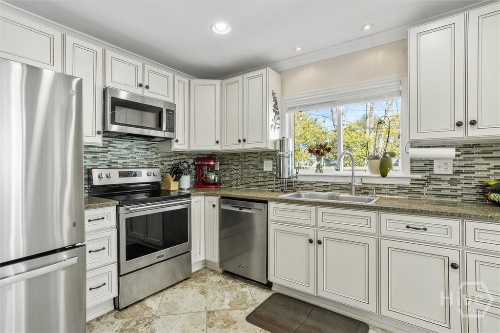 Image 14 of property listing at 312 E 58th Street, Savannah, GA 31405