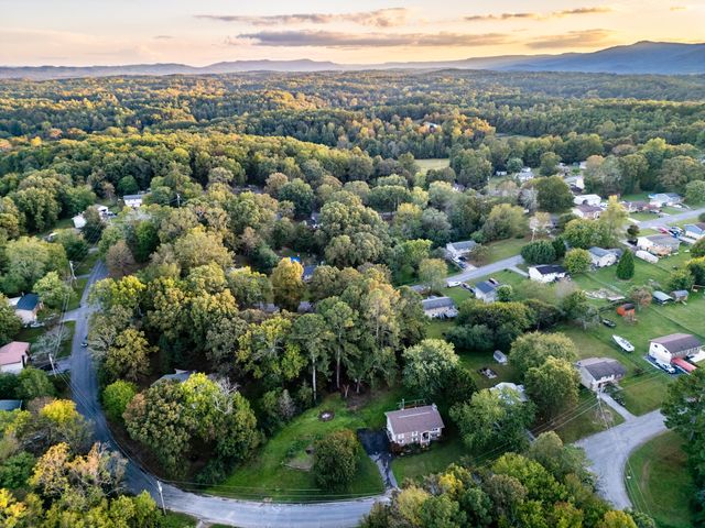 201 Laurelwood Cir, Rossville, GA 30741