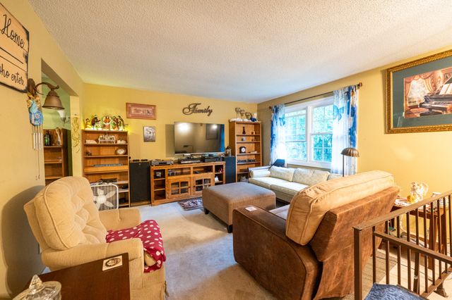 201 Laurelwood Cir, Rossville, GA 30741