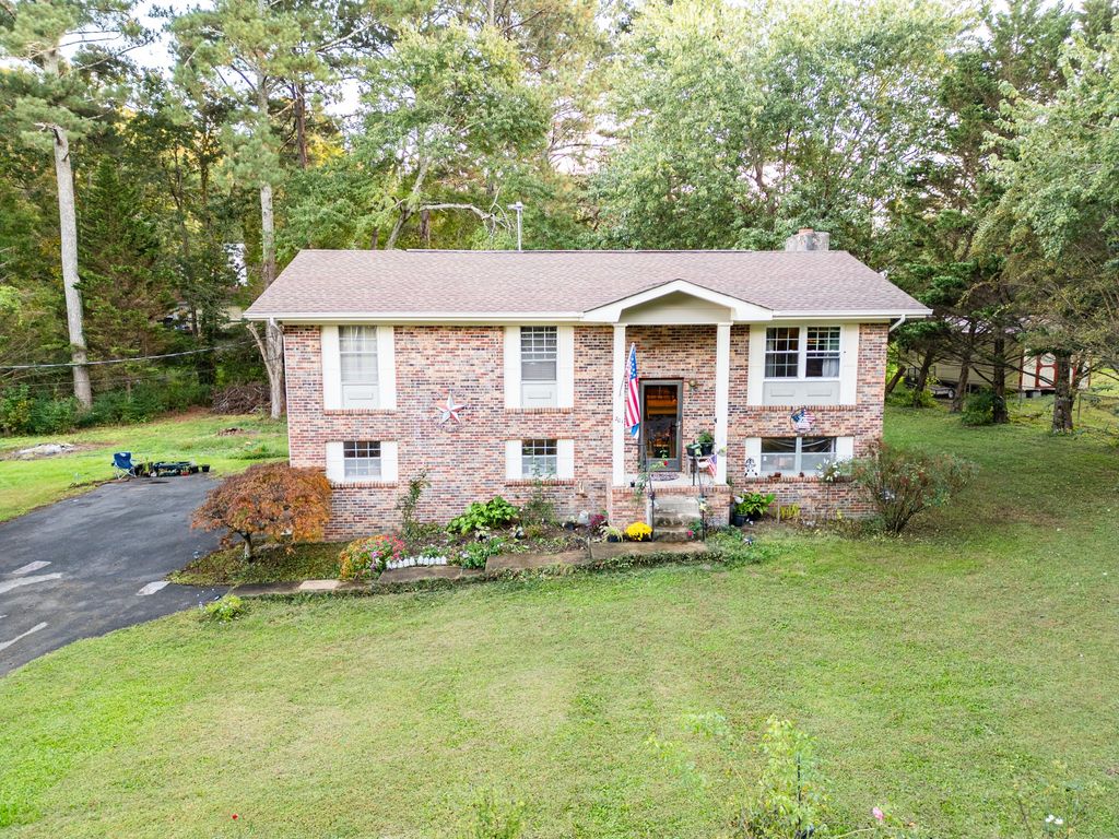 201 Laurelwood Cir, Rossville, GA 30741