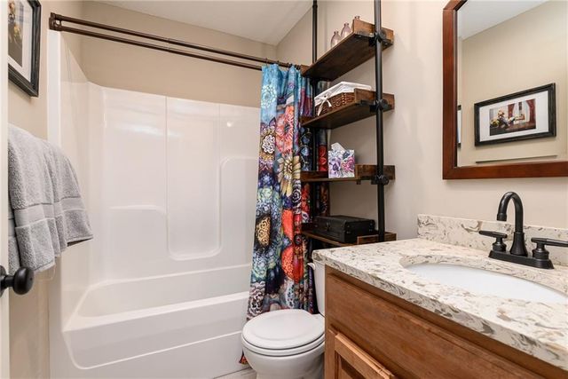 6987 141st Street, Basehor, KS 66007