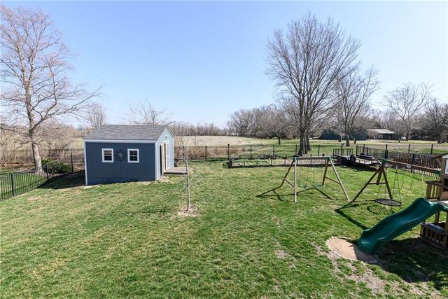 6987 141st Street, Basehor, KS 66007