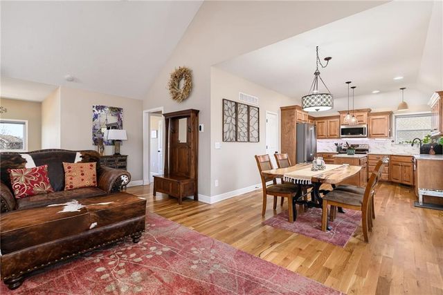 6987 141st Street, Basehor, KS 66007