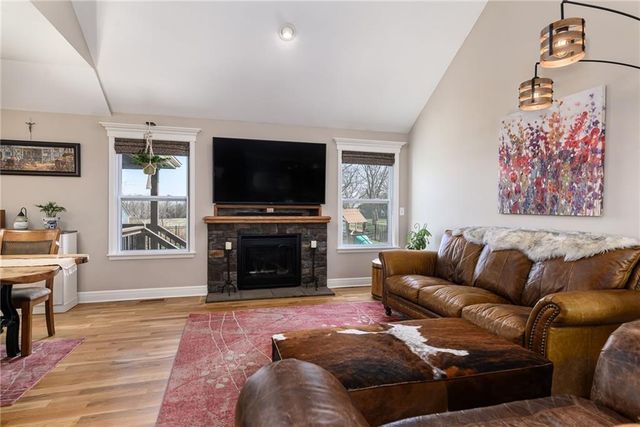 6987 141st Street, Basehor, KS 66007