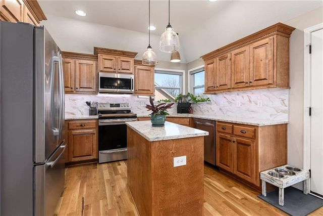 6987 141st Street, Basehor, KS 66007