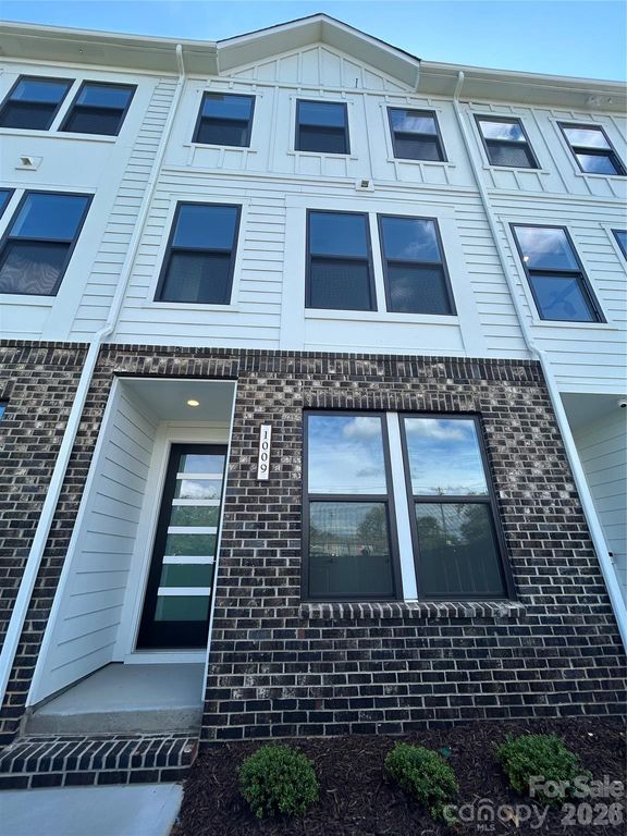 1009 Revival Row, Charlotte, NC 28208