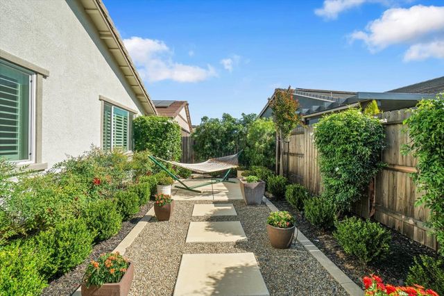 1325 Esplanade Ln, Lincoln, CA 95648