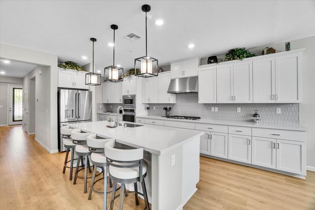 1325 Esplanade Ln, Lincoln, CA 95648