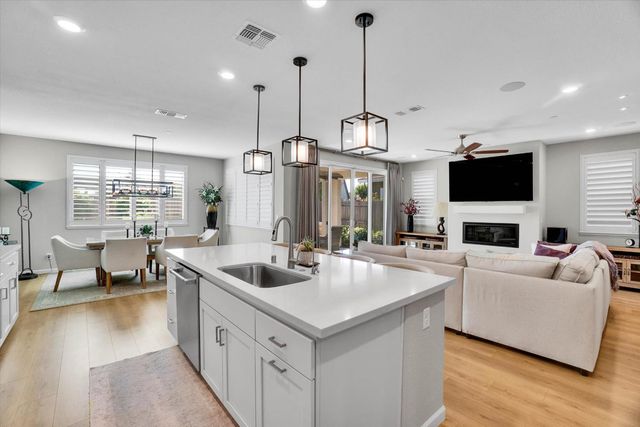 1325 Esplanade Ln, Lincoln, CA 95648