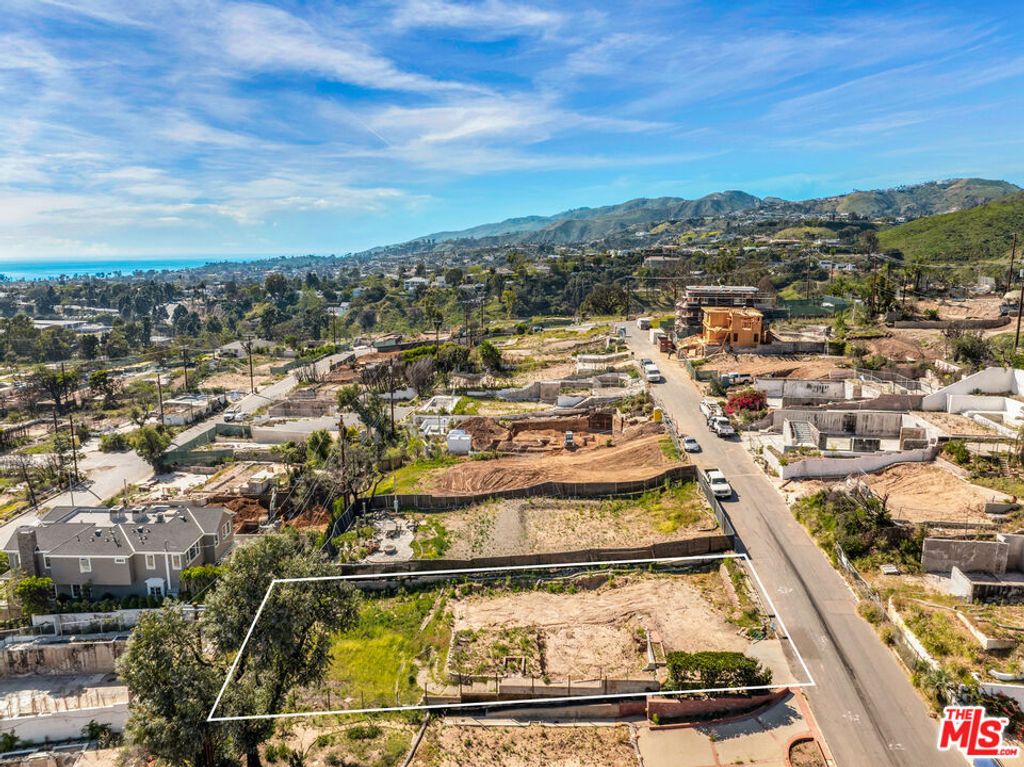 Image 8 of property listing at 15208 Whitfield Avenue, Pacific Palisades, CA 90272