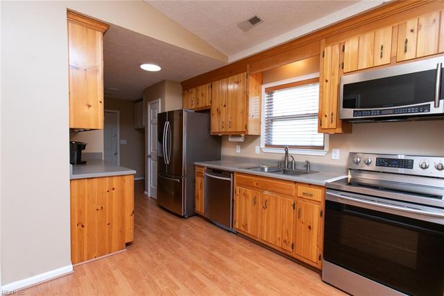 3071 Rachael LN, Hayes, VA 23072