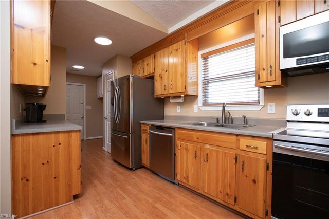 3071 Rachael LN, Hayes, VA 23072