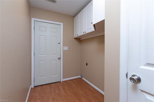 3071 Rachael LN, Hayes, VA 23072