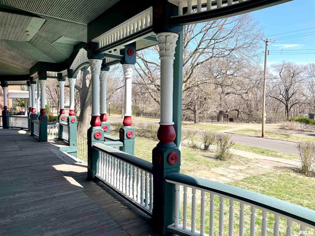 429 W HIGH Street, Peoria, IL 61606