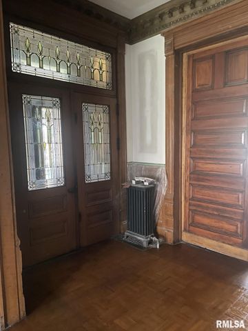 429 W HIGH Street, Peoria, IL 61606