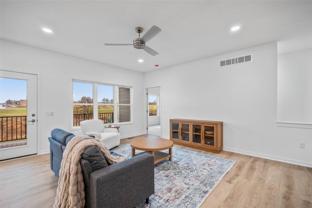 2367 N 10th Avenue E, Newton, IA 50208