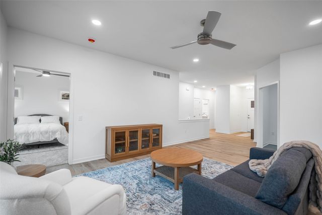 2367 N 10th Avenue E, Newton, IA 50208