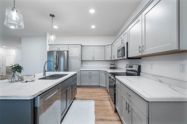 2367 N 10th Avenue E, Newton, IA 50208