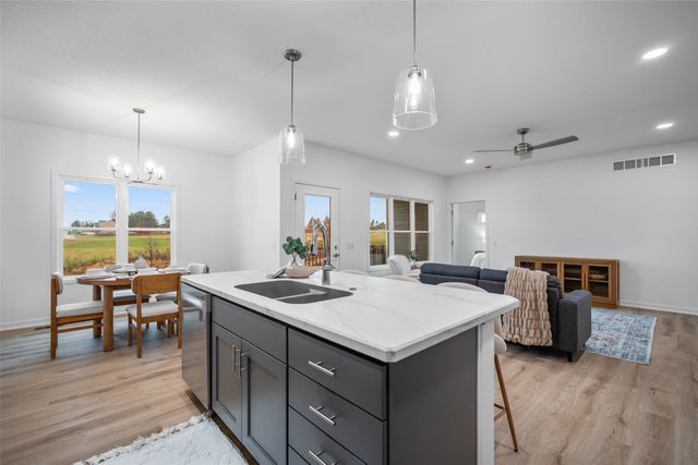 2367 N 10th Avenue E, Newton, IA 50208