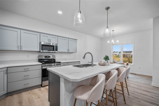 2367 N 10th Avenue E, Newton, IA 50208