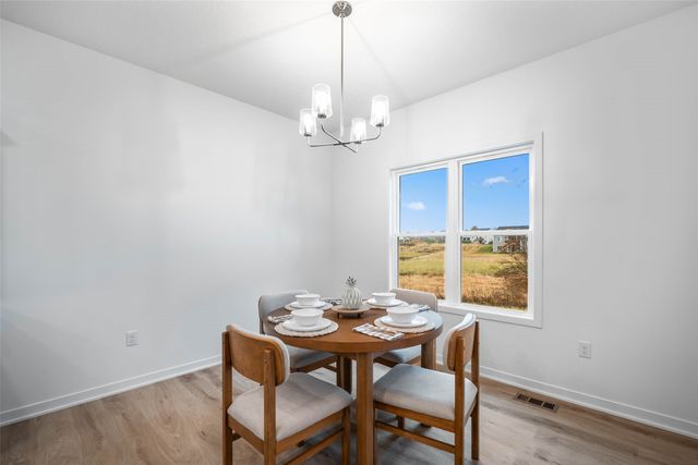 2367 N 10th Avenue E, Newton, IA 50208