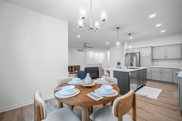 2367 N 10th Avenue E, Newton, IA 50208