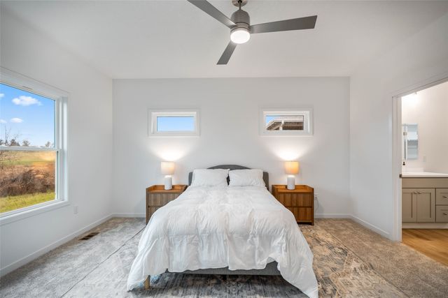 2367 N 10th Avenue E, Newton, IA 50208