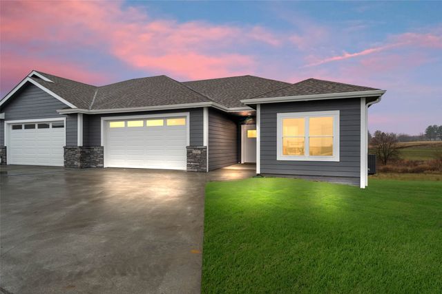 2367 N 10th Avenue E, Newton, IA 50208