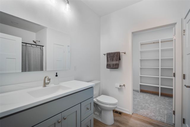 2367 N 10th Avenue E, Newton, IA 50208