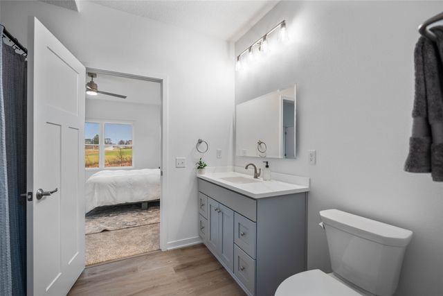 2367 N 10th Avenue E, Newton, IA 50208