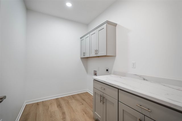 2367 N 10th Avenue E, Newton, IA 50208